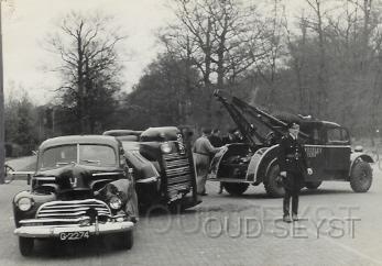 Ongeluk 124.jpg - Een aanrijding aan de Laan van Beek en Royen kruissing 2e Hogeweg en Firma Broederlet takelt deze auto's weg. Opname omstreeks 1948.